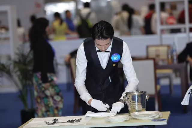 技藝精湛展風采，服務卓越贏未來——上海市商貿旅游學校選手在第45屆世界技能大賽全國選拔賽中榮獲餐廳服務項目銀牌